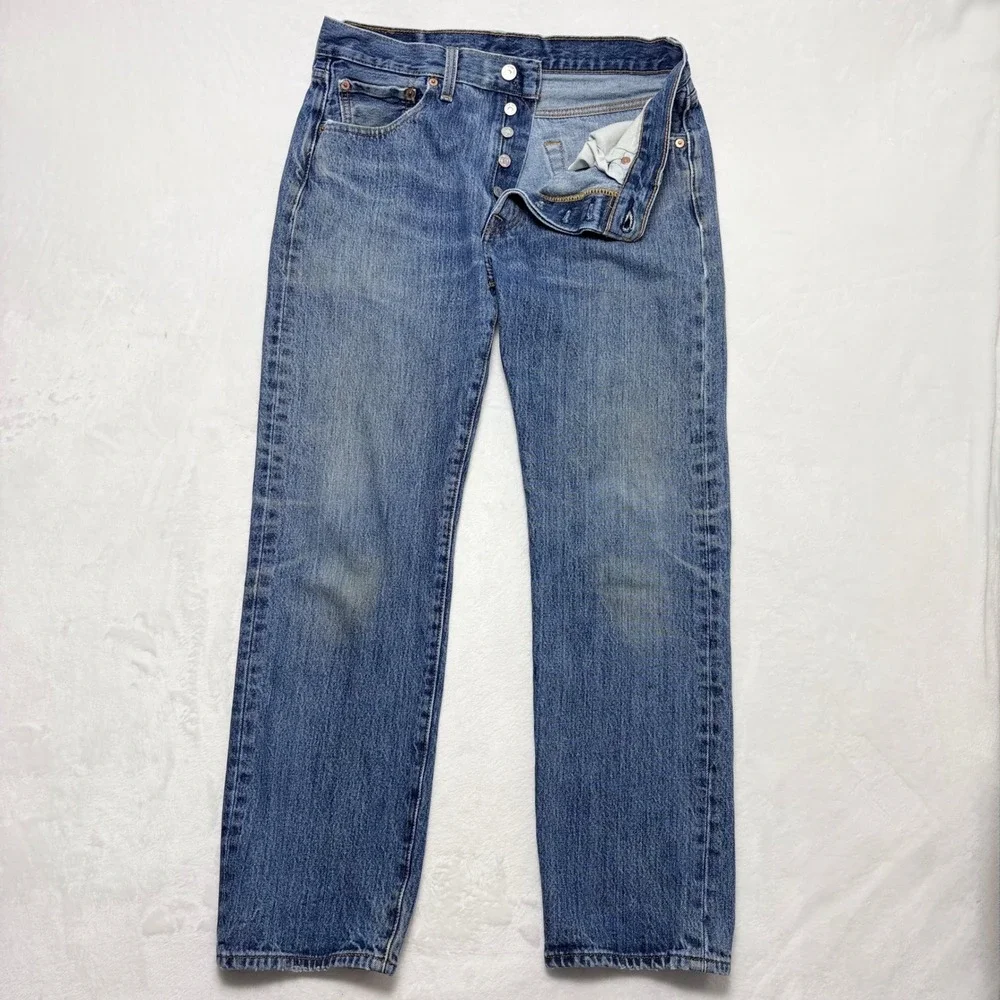 Levis features hardware