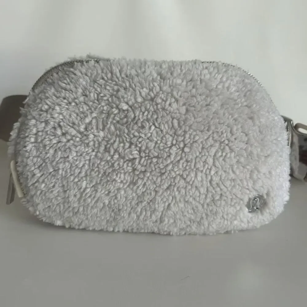 Lululemon Everywhere Belt Bag Sherpa Fleece White Ivory Tan Crossbody Fanny Pack