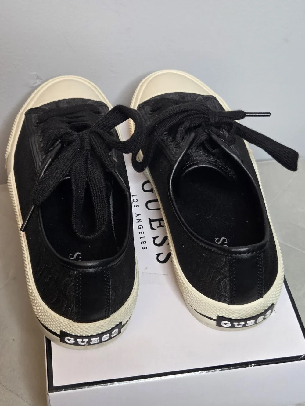 Guess classic low
