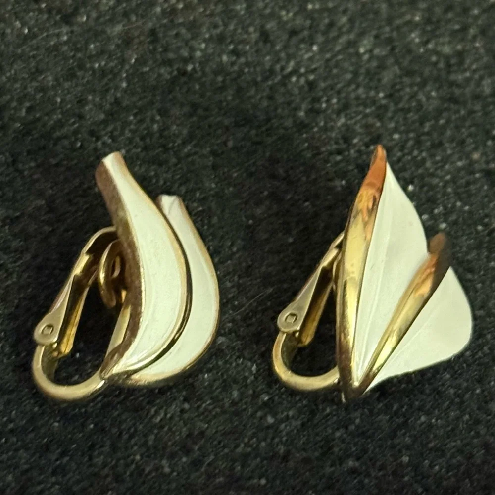 Vintage Crown Trifari White Enamel Gold Tone Leaf Clip-On Earrings‎ Signed