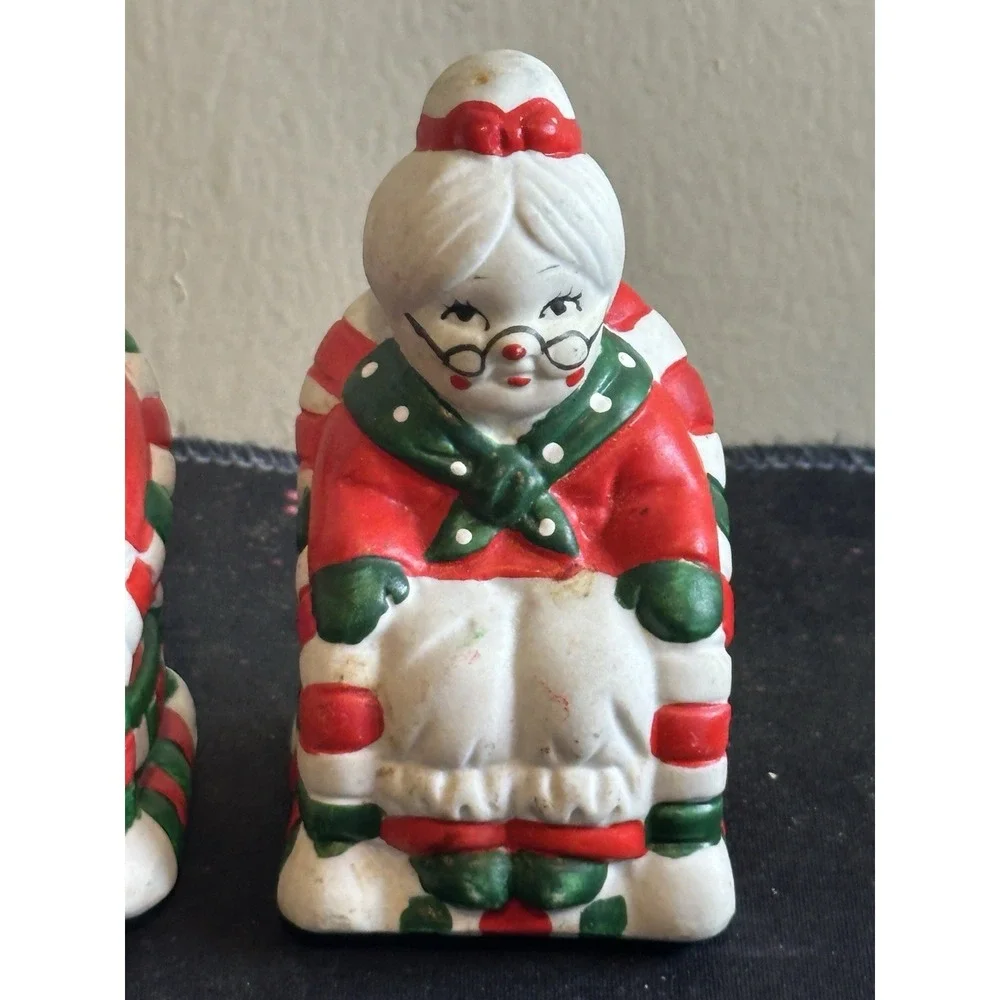 The Unbranded Brand used santa