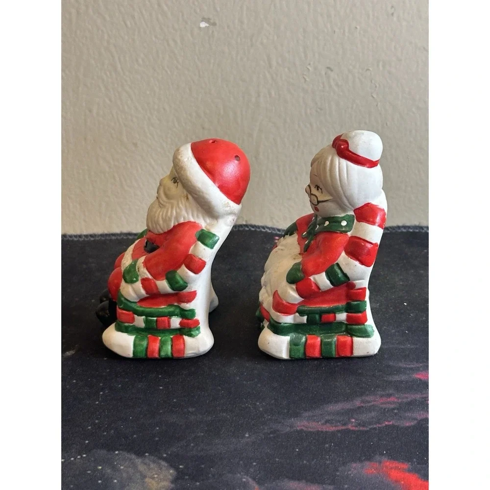 The Unbranded Brand used santa