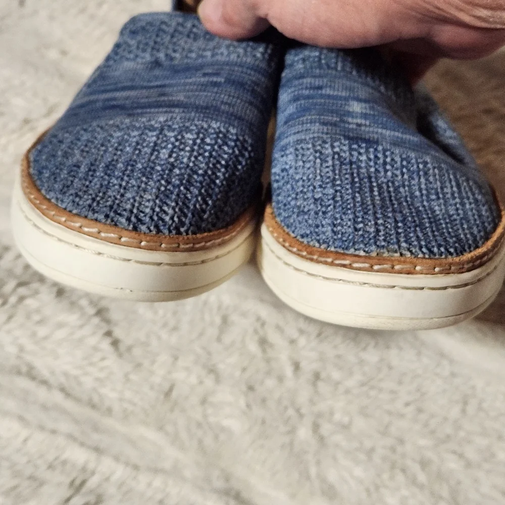 UGG shoe features