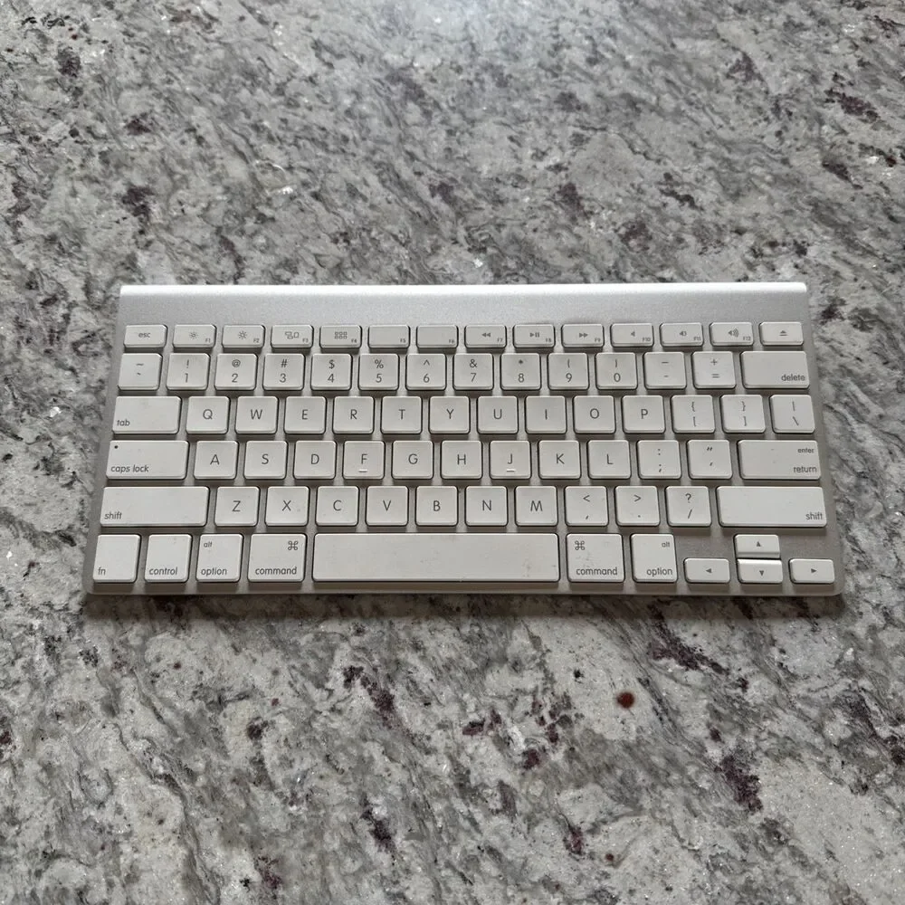 OEM Genuine Apple A1314 Wireless Bluetooth Keyboard Silver White Tested