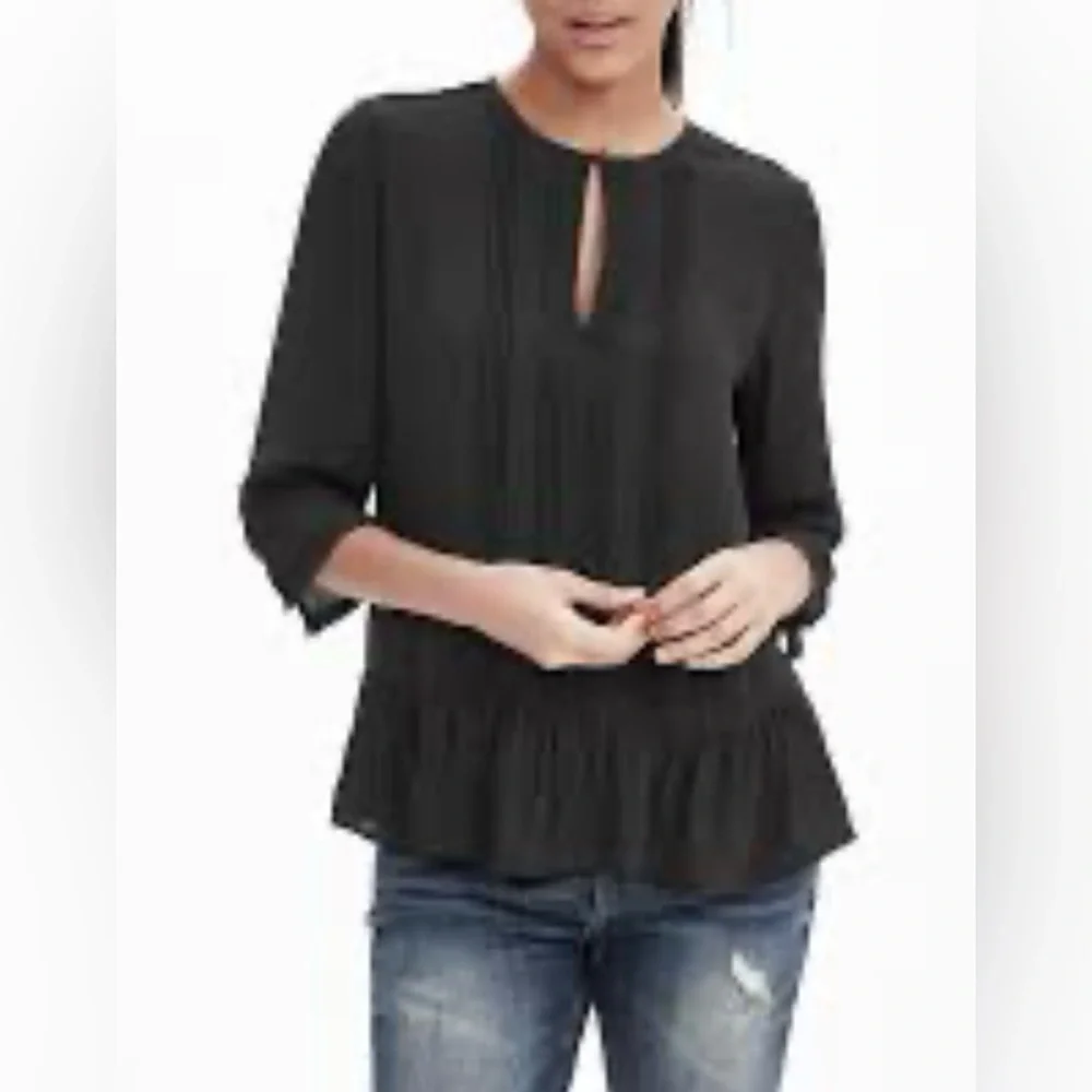 Banana Republic logo  CREPE FLUTTER BLOUSE‎ Black Sz Médium Women’s NWT!