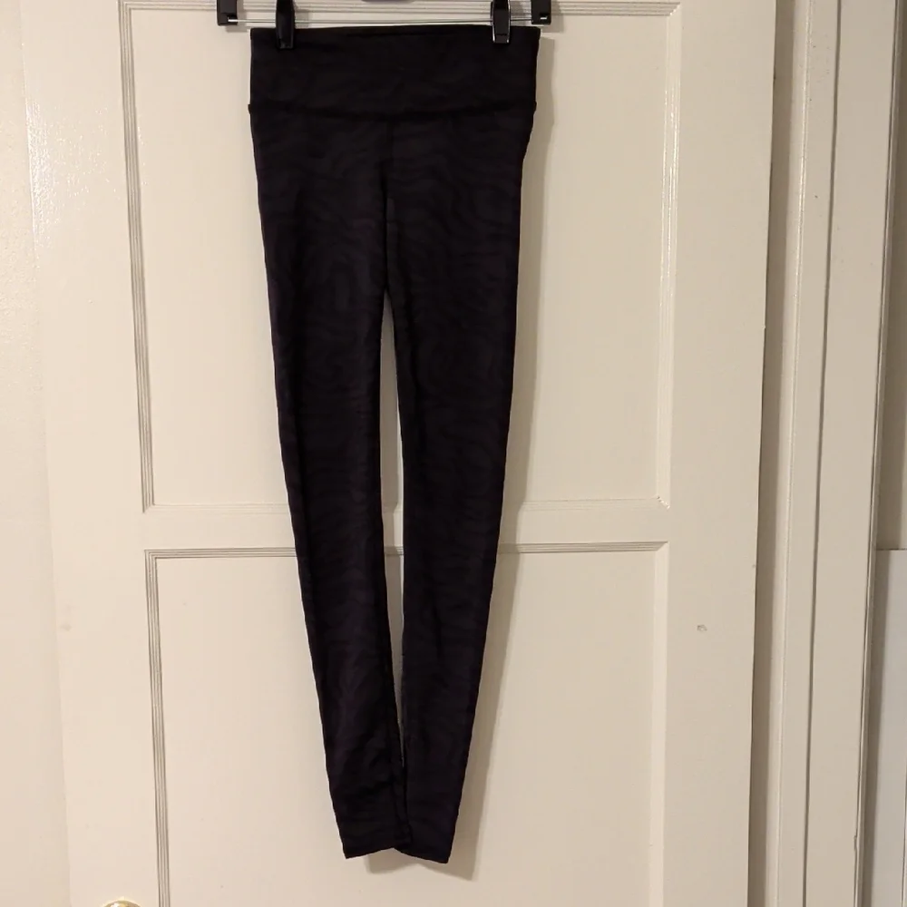 ALO Yoga Zebra Airbrushed Leggings Size XXS