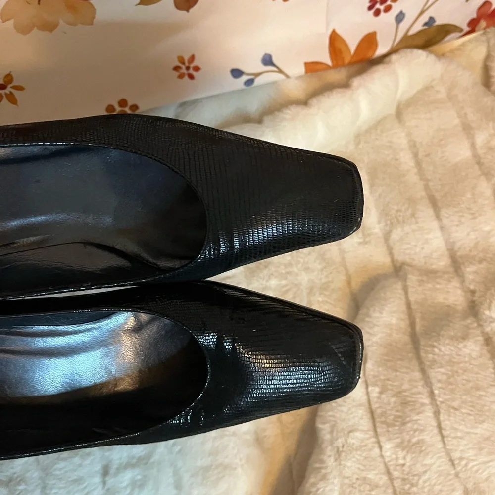 Stuart Weitzman laid home non