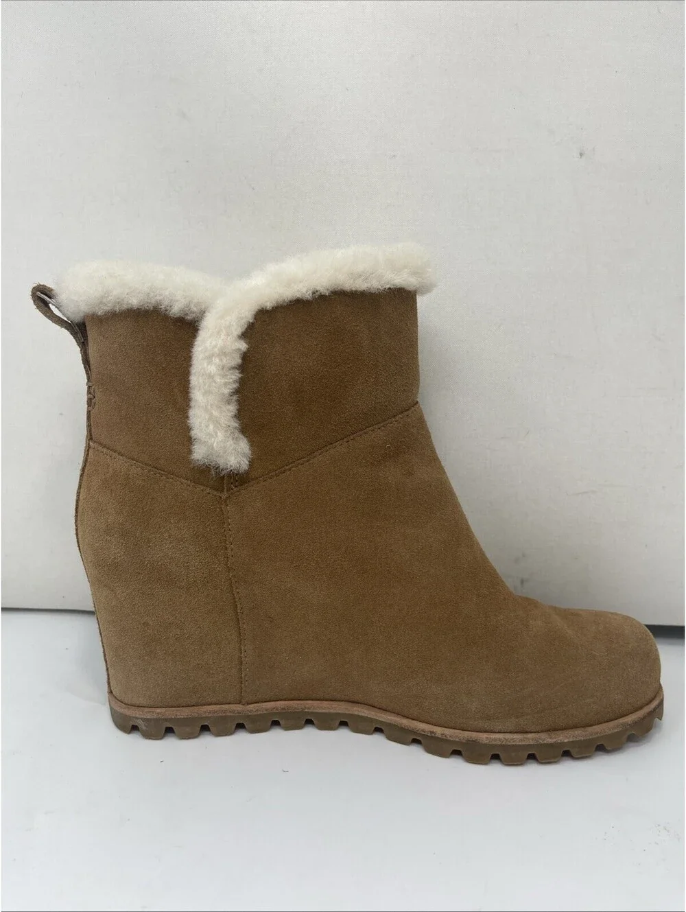 UGG casual cushioned sheepskin