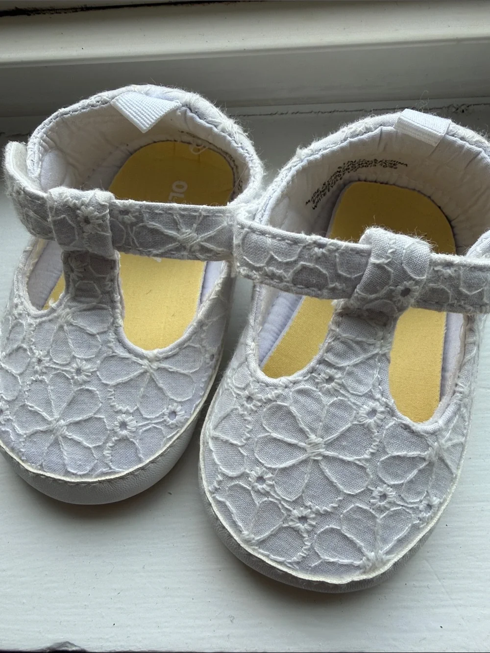 Old Navy White Floral Lace Mary Jane Baby Shoes Never Worn