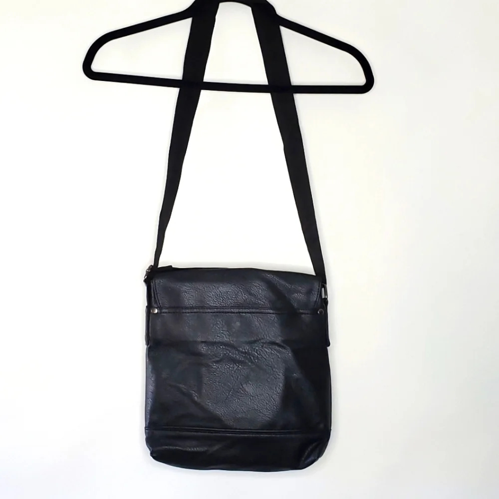 Reaction Kenneth Cole details travel free