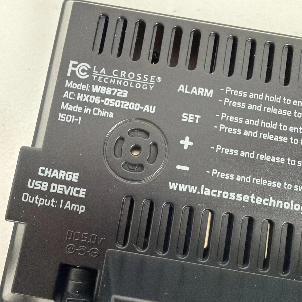 La Crosse Technology scuffs display