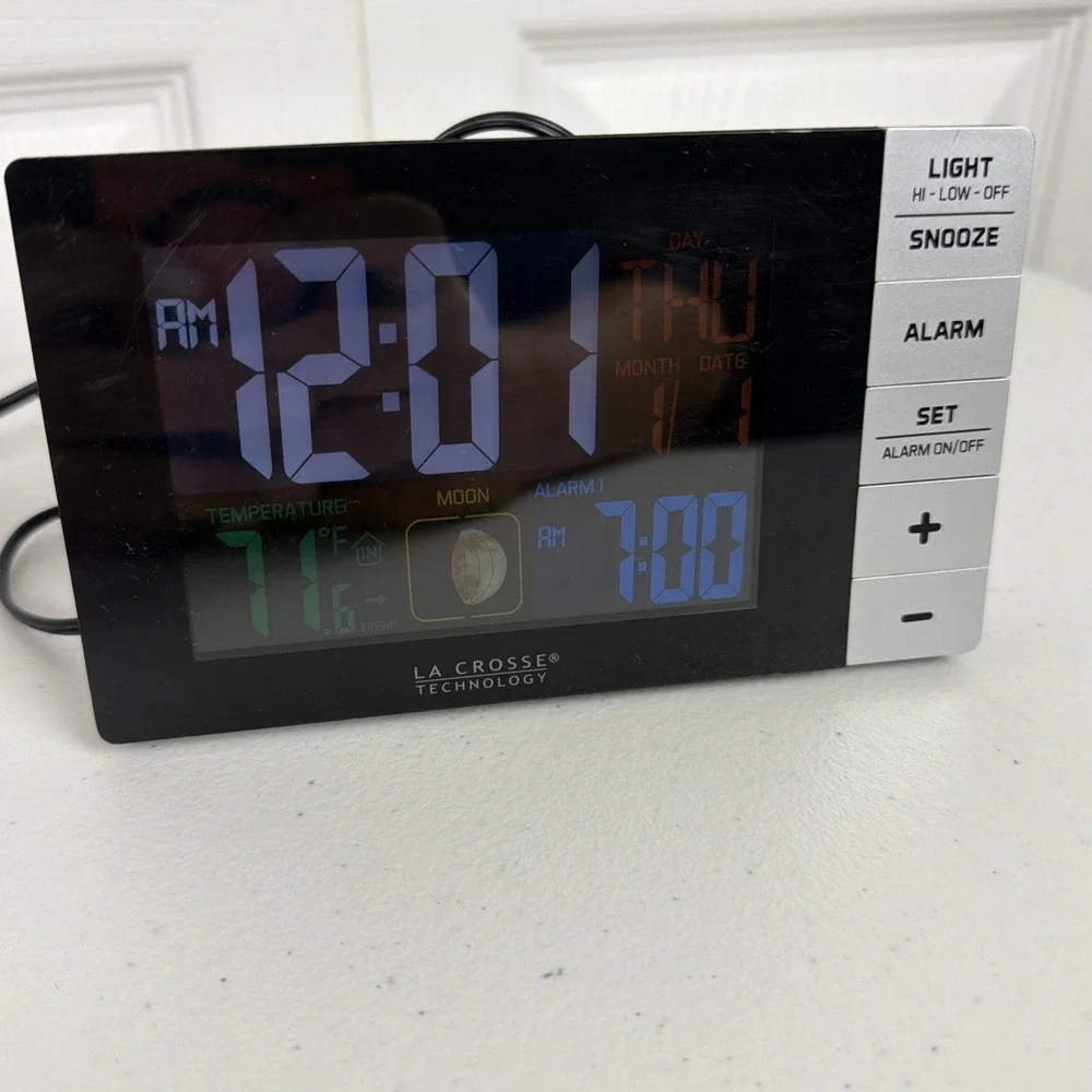 La Crosse Technology scuffs display