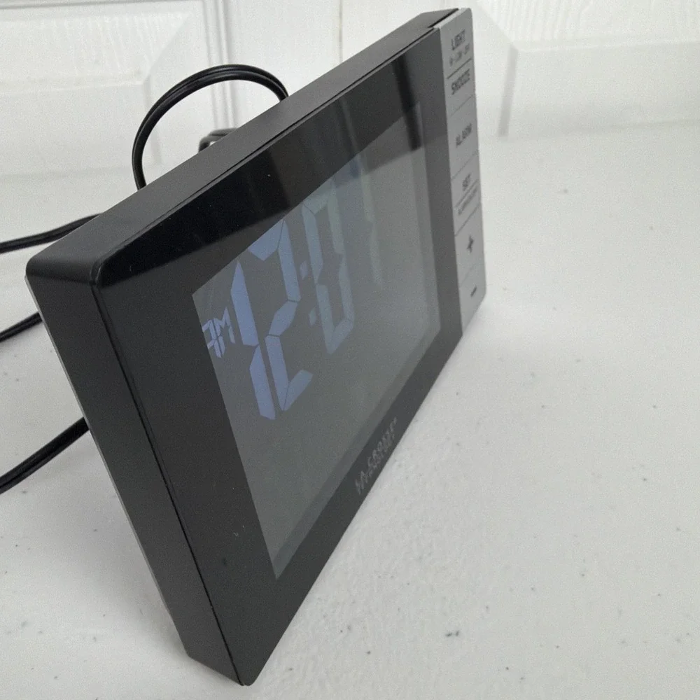 La Crosse Technology scuffs display