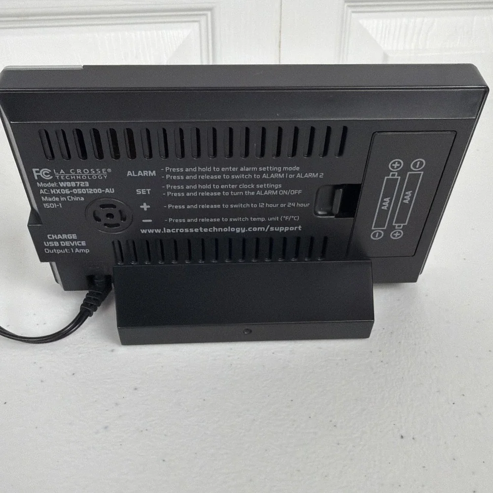 La Crosse Technology scuffs display
