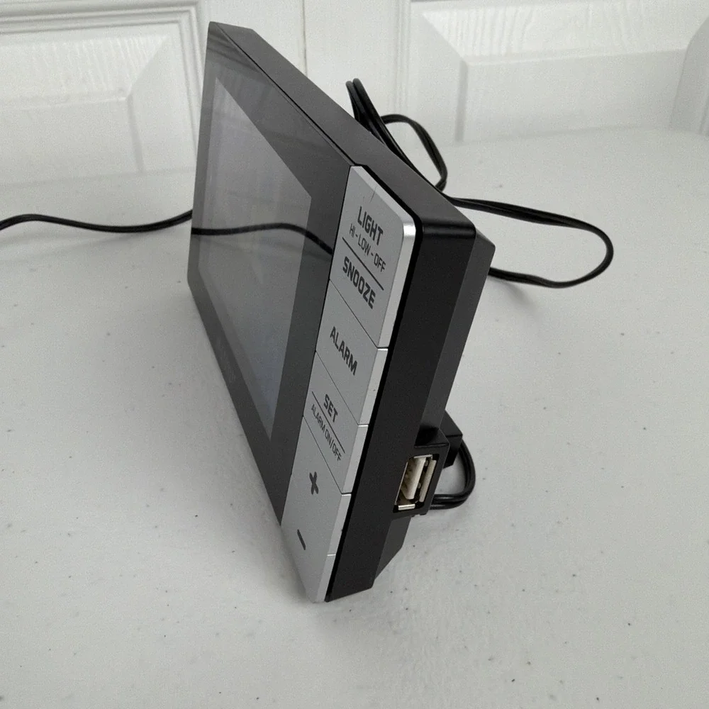 La Crosse Technology scuffs display
