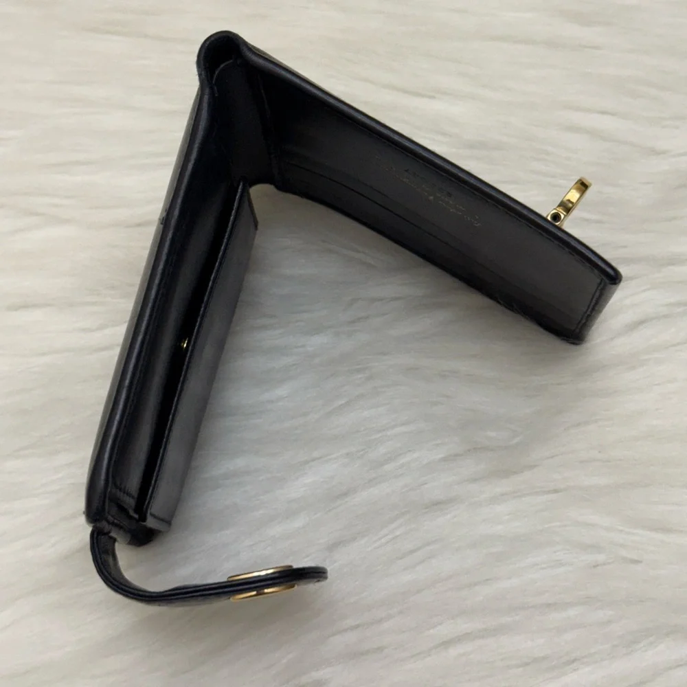 Salvatore Ferragamo free establishing