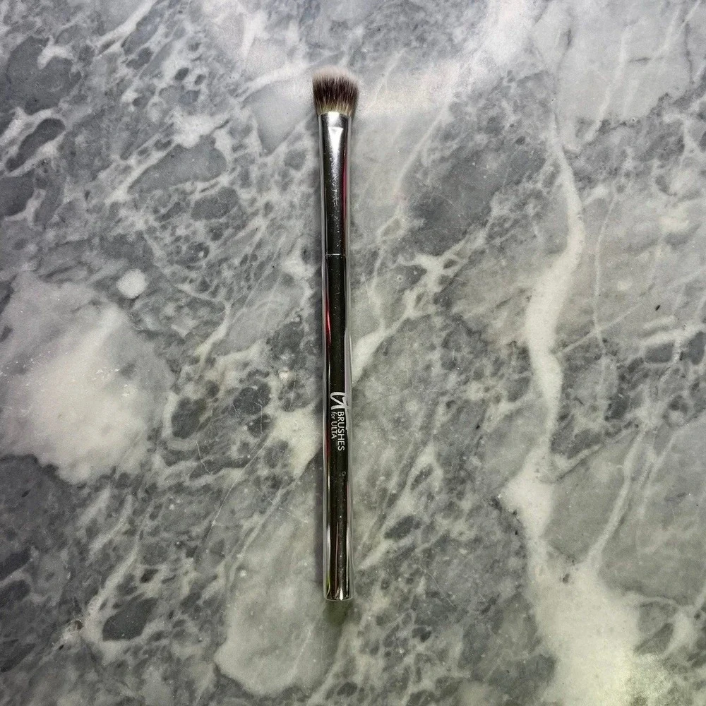 New It Cosmetics Airbrush Shadow Brush
