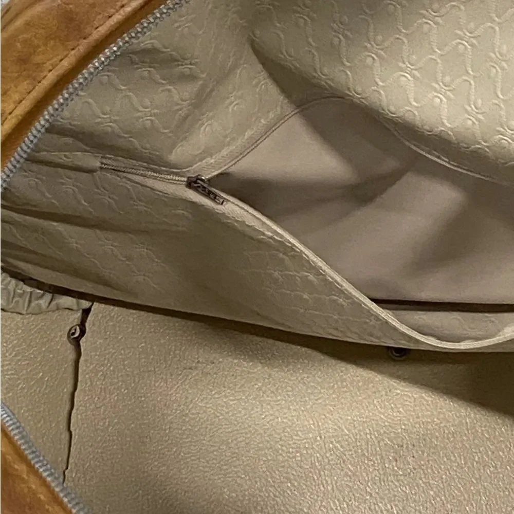 American Tourister travel style