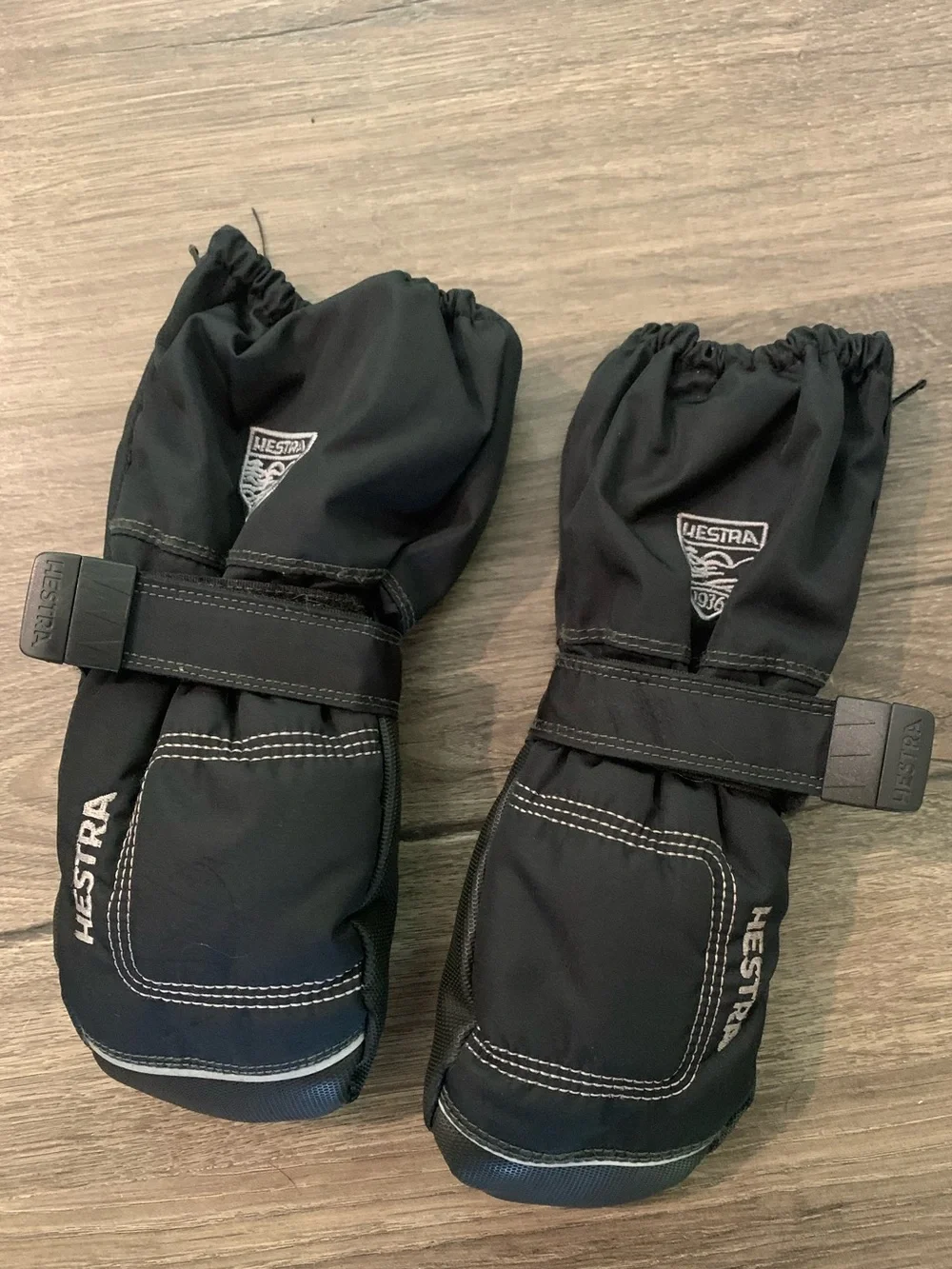 Hestra kids size 3 mittens GUC