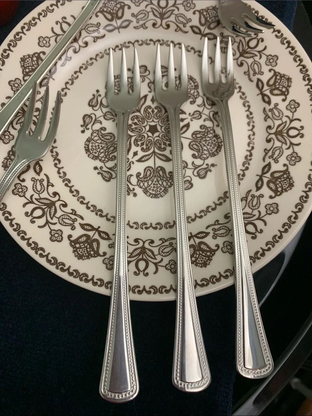 NWOT Oneida Needlepoint pattern S/12 Cocktail Forks 18/8 SS NWOT
