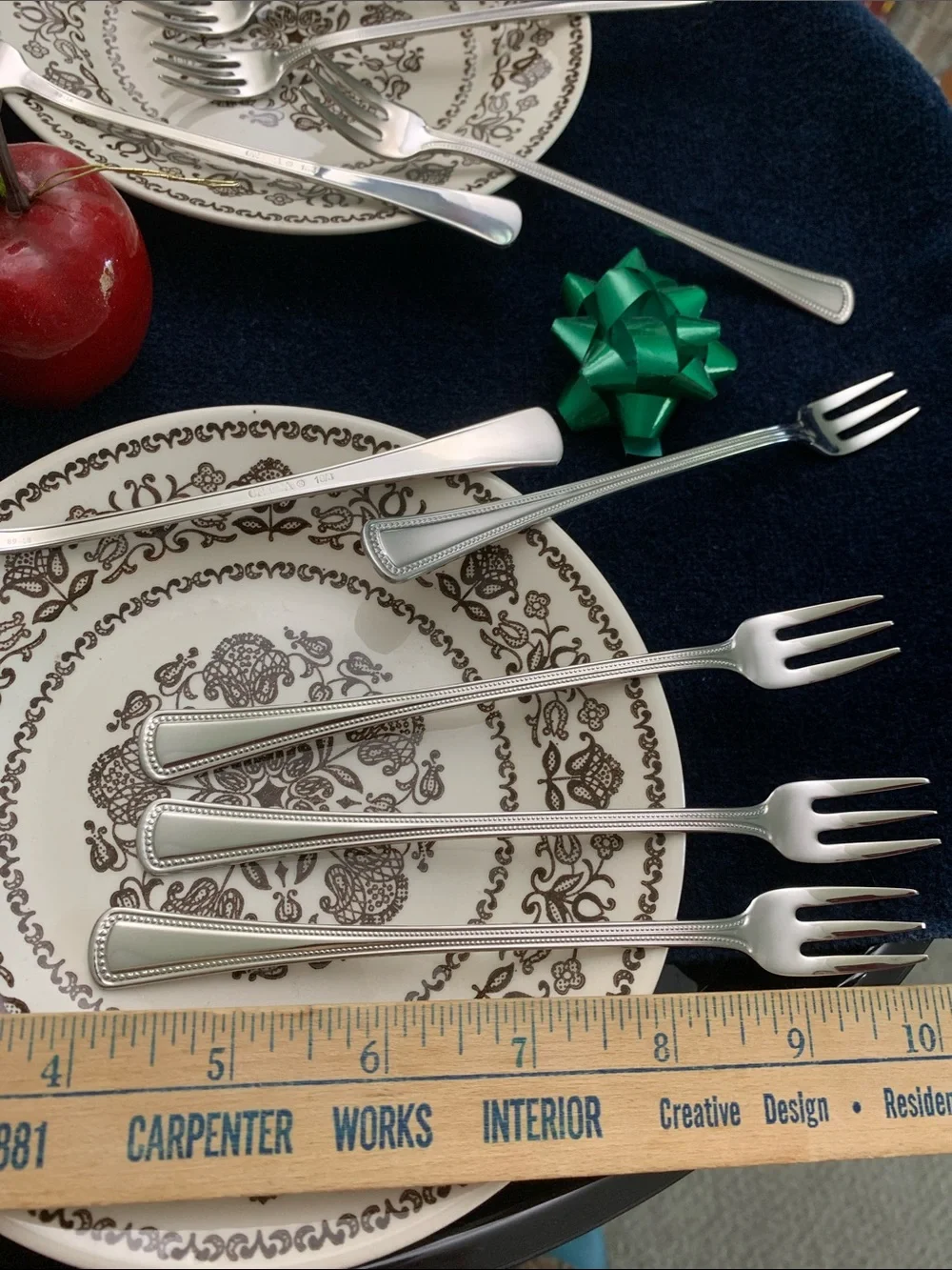 NWOT Oneida Needlepoint pattern S/12 Cocktail Forks 18/8 SS NWOT