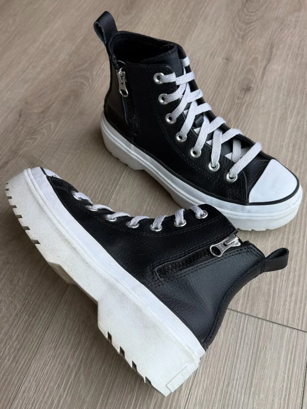 Converse Chuck Taylor Lugged Lift Leather High Top Big Kids US 3