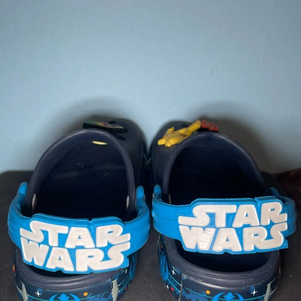 CROCS provide wear color