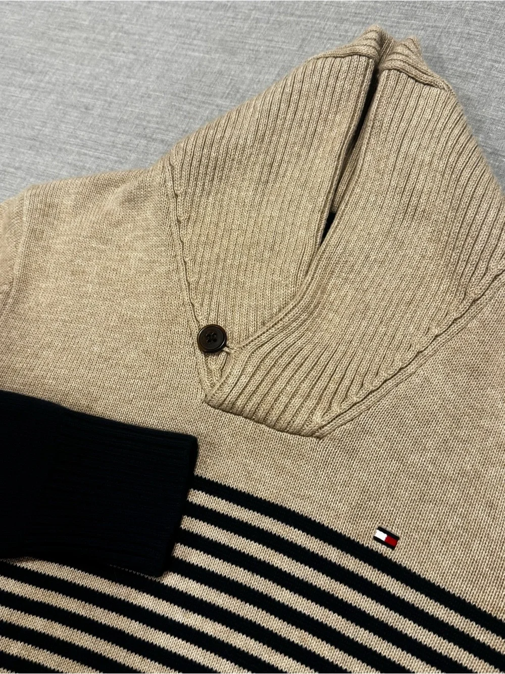 Tommy Hilfiger Men’s XS Tan Blue Sweater Pullover Knit Casual Classic Style