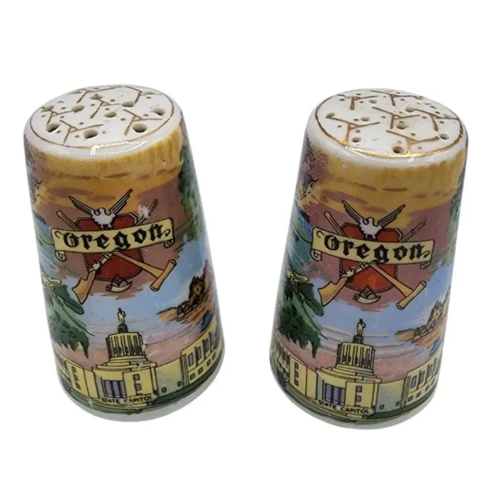 Vintage Set of 2 Thrifco Ceramic Souvenir State of Oregon Salt & Pepper Shakers