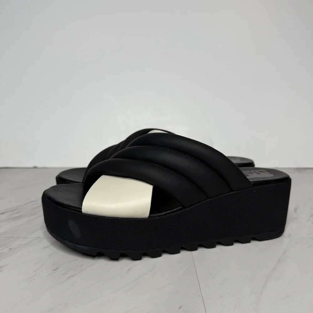 Sorel cameron crisscross