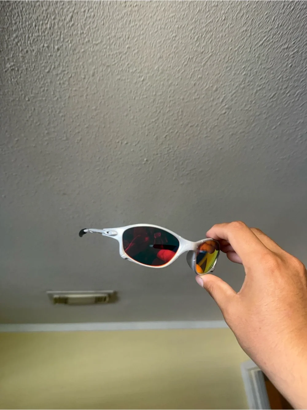 Cant wear sunglasses
