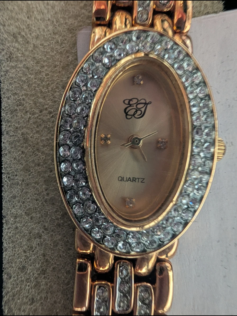 Elizabeth Taylor elegant gold