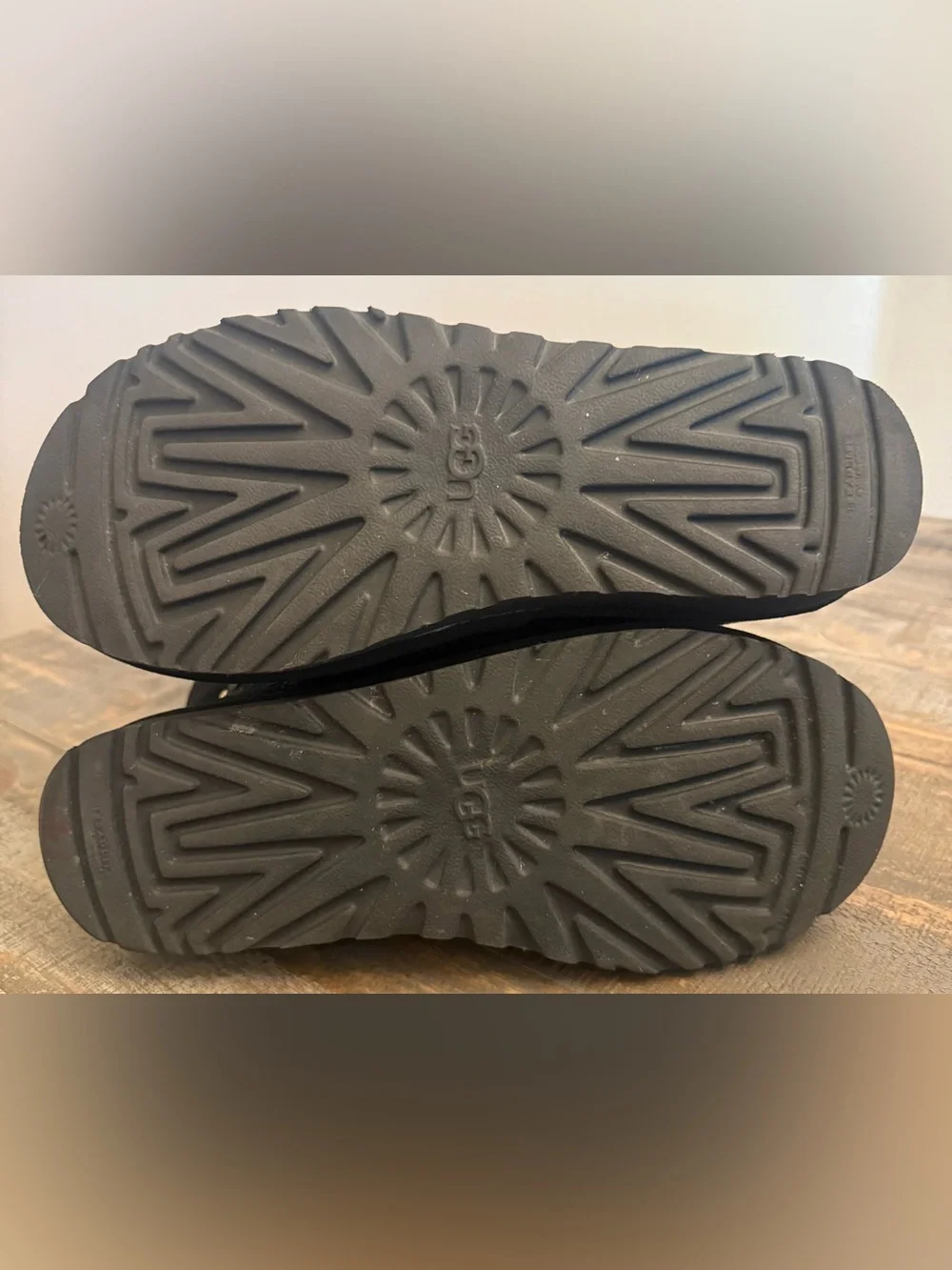 UGG constantine black