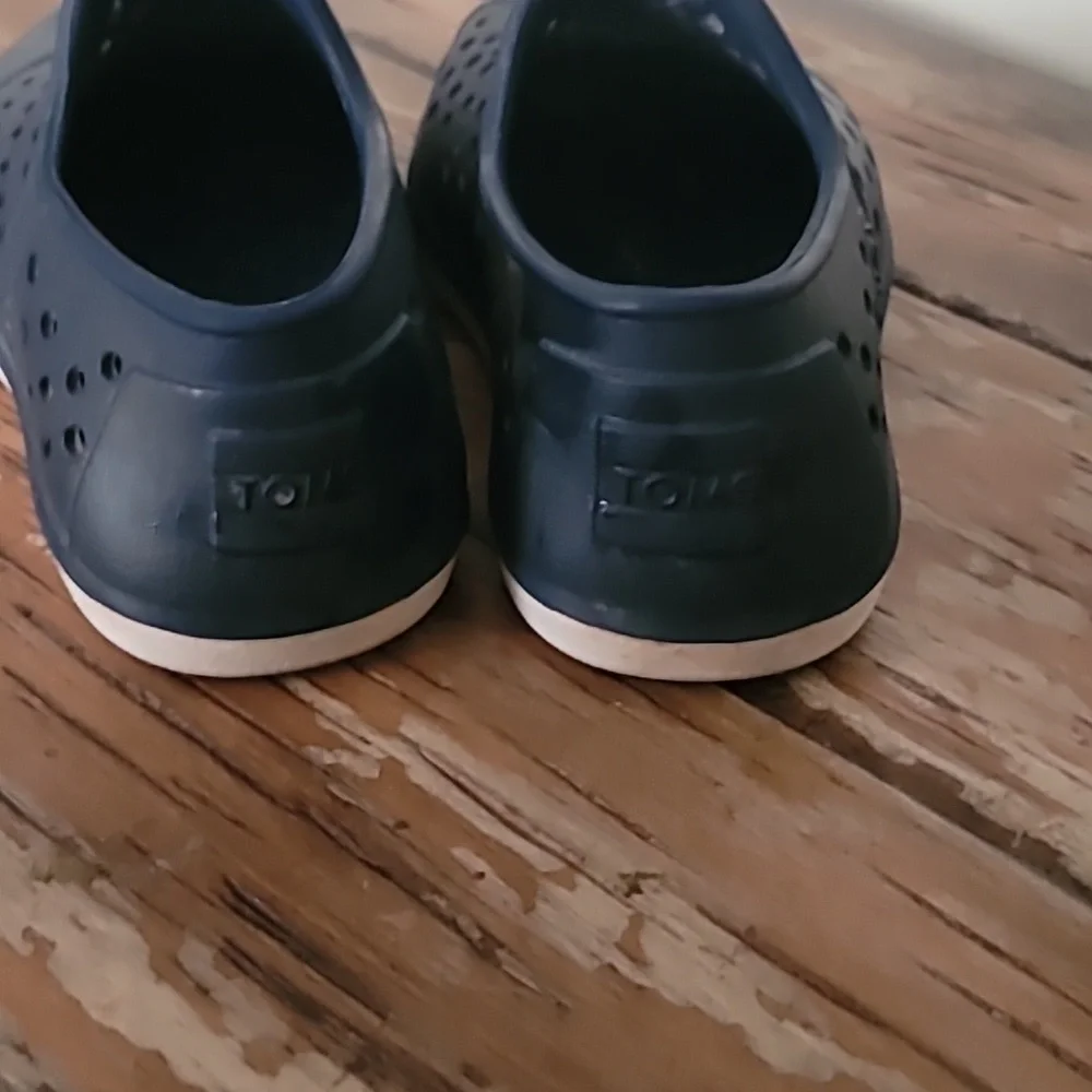 Toms navy con