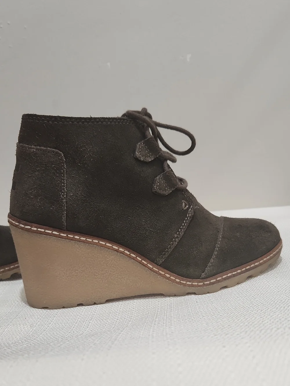 Toms lace up