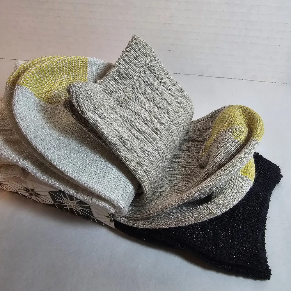 2 Packages GOLD TOE Holiday & Lodge Collection Socks SIZE 6-9 (5 Pair Total)