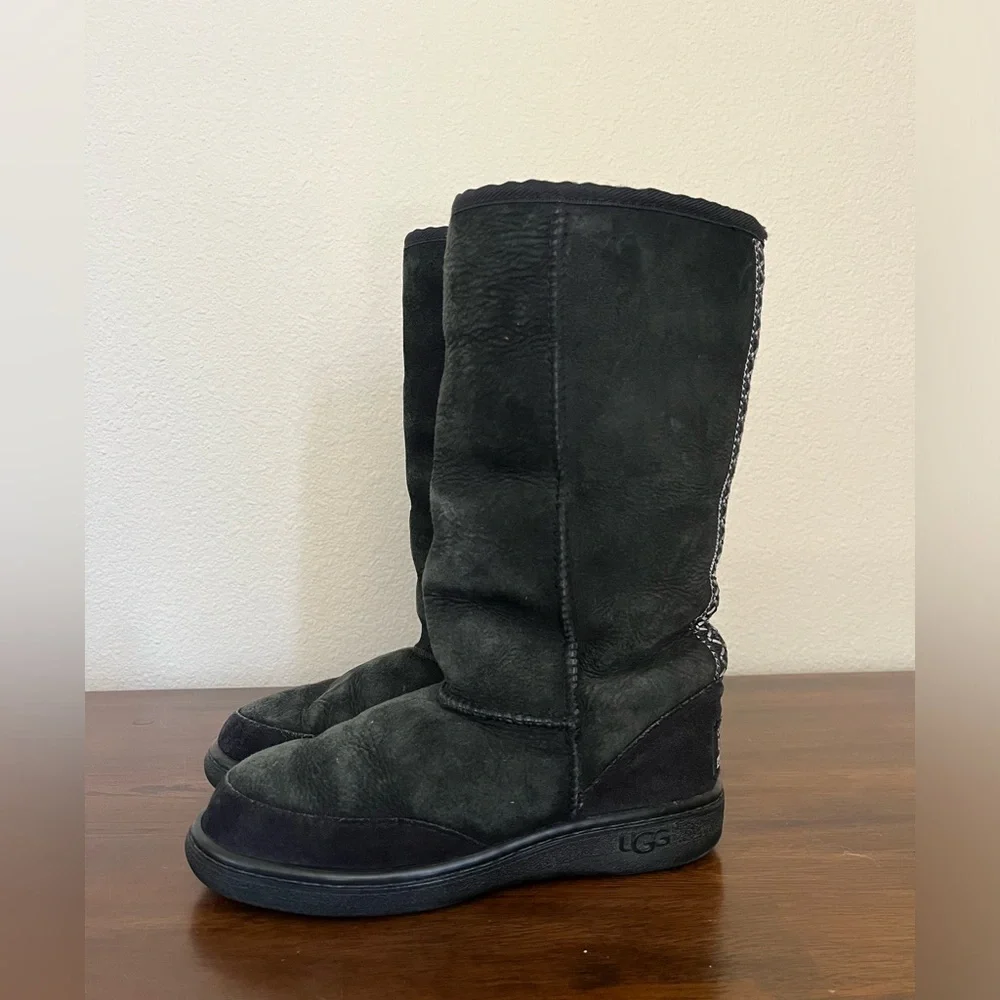 UGG back embroidery