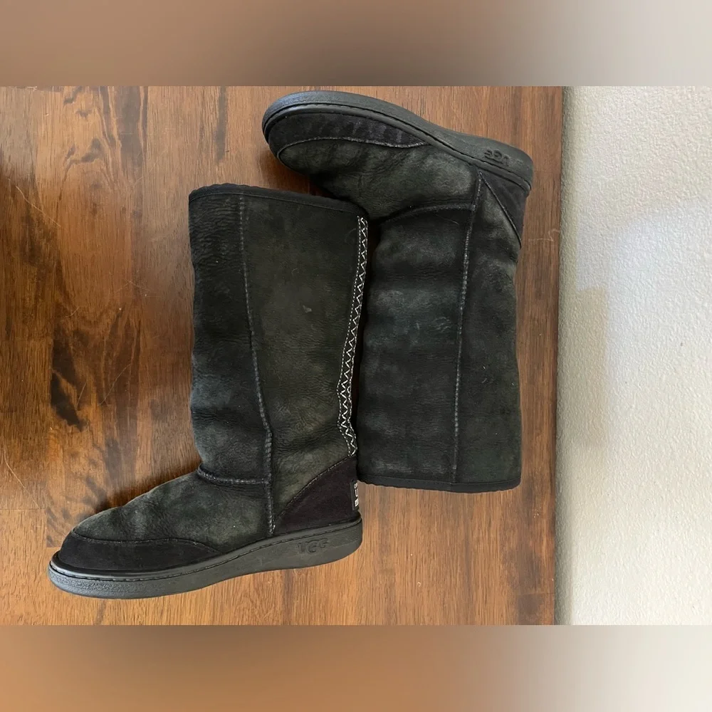 UGG back embroidery