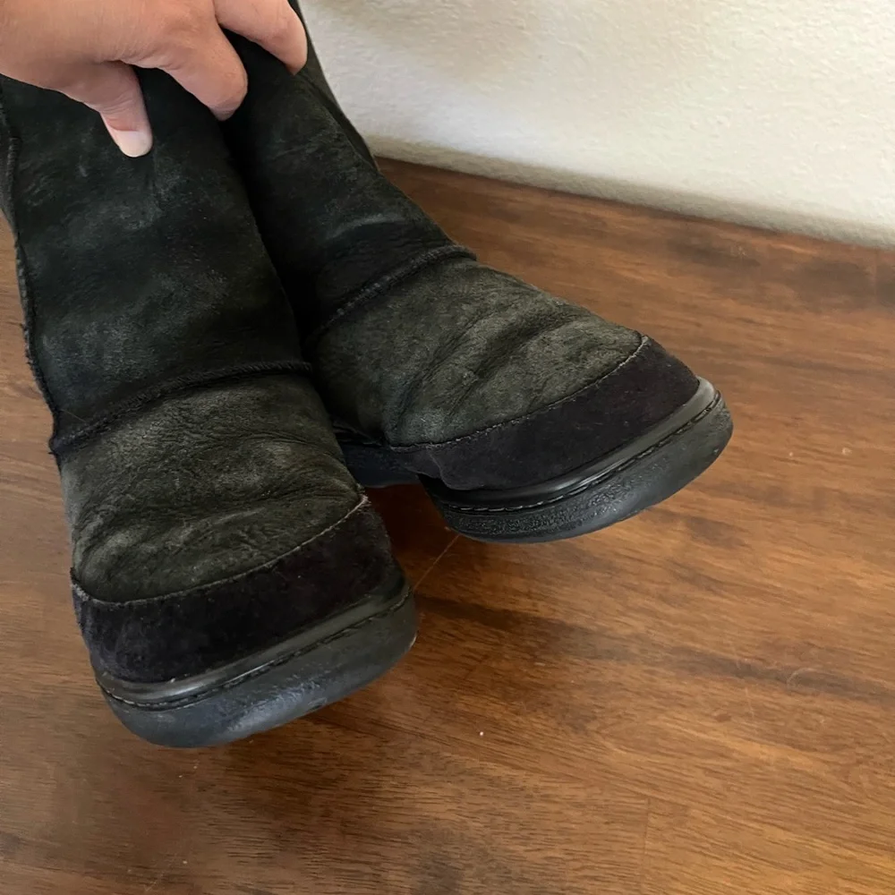 UGG back embroidery