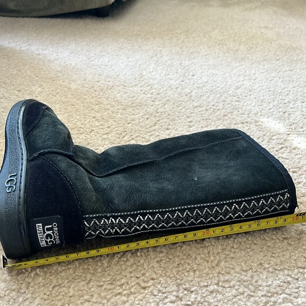 UGG back embroidery