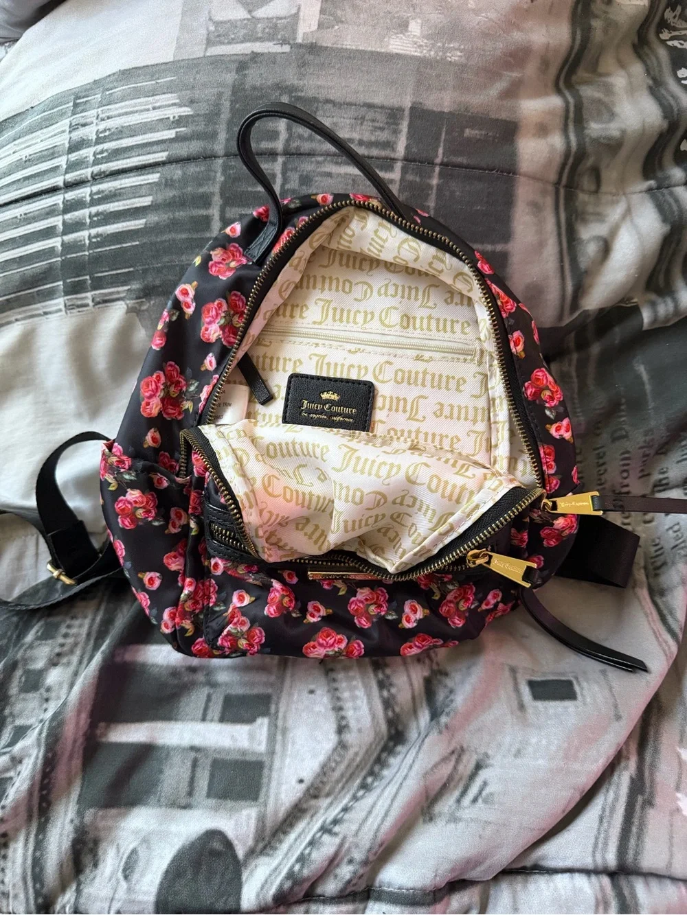 Juicy Couture straps compact
