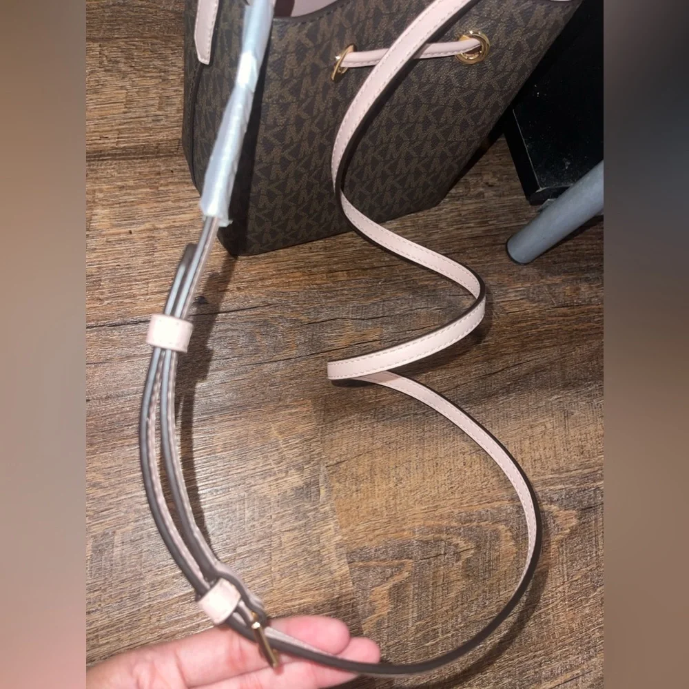 Michael Kors handle pale signature