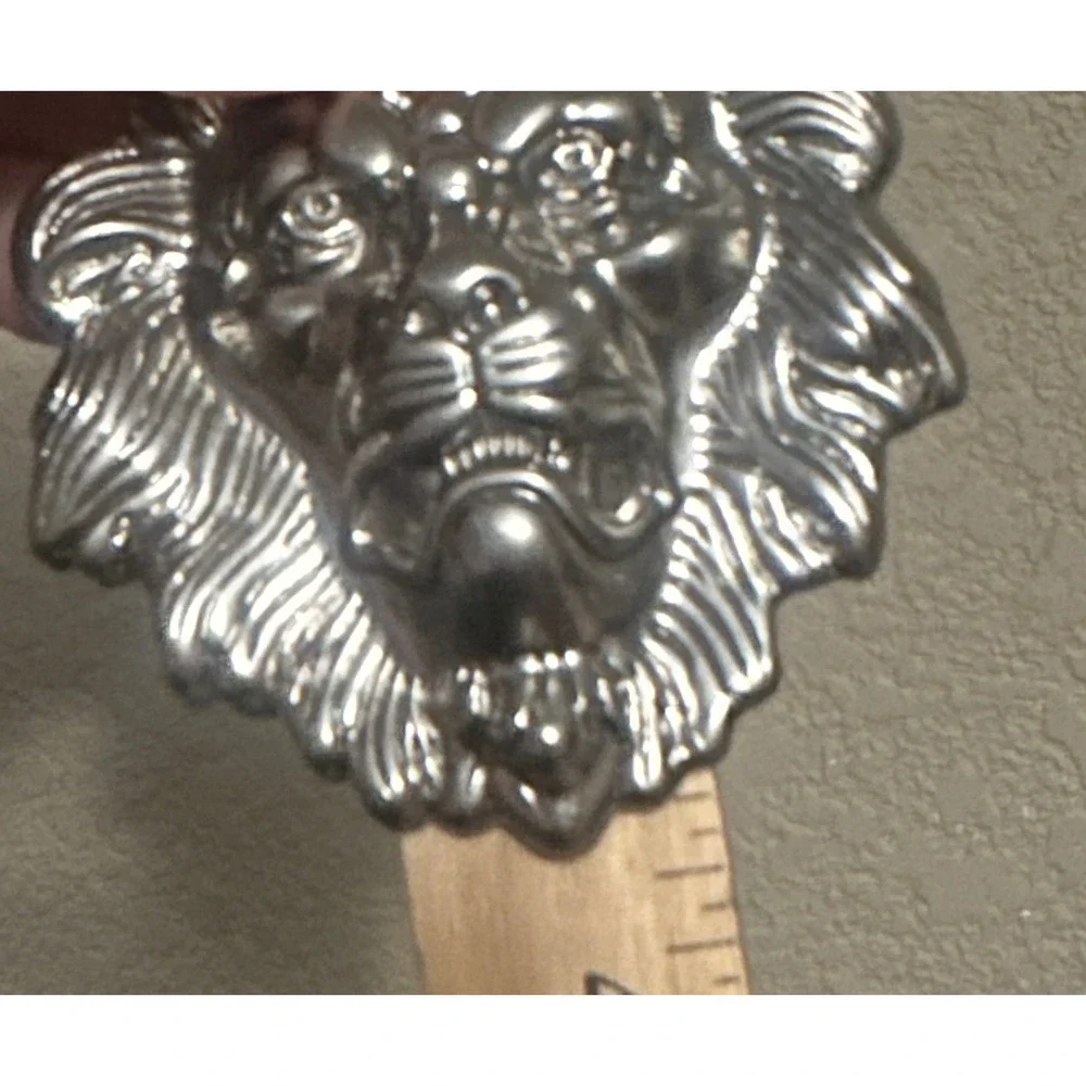 unbranded lion head