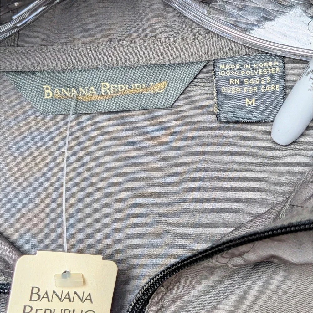 Banana Republic zips into