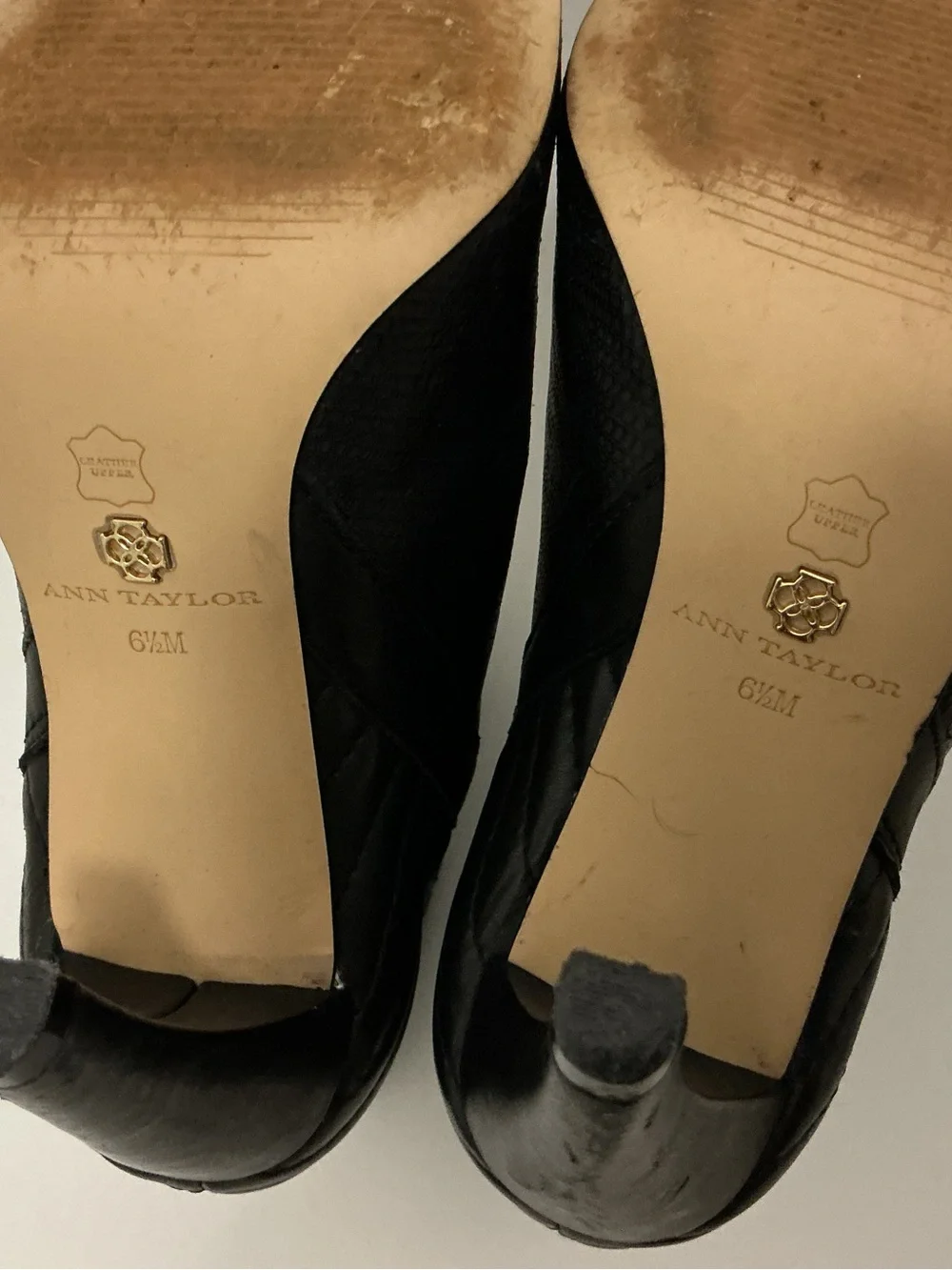 Ann Taylor Women Black Leather Kitsie side zip Ankle Bootie Size 6.5