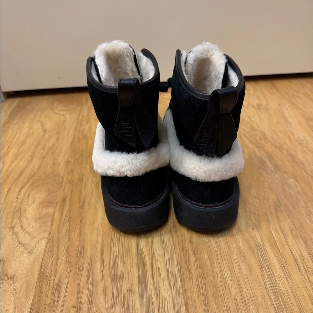 Fitflop Nyssa Genuine Shearling Chukka Boot in Black