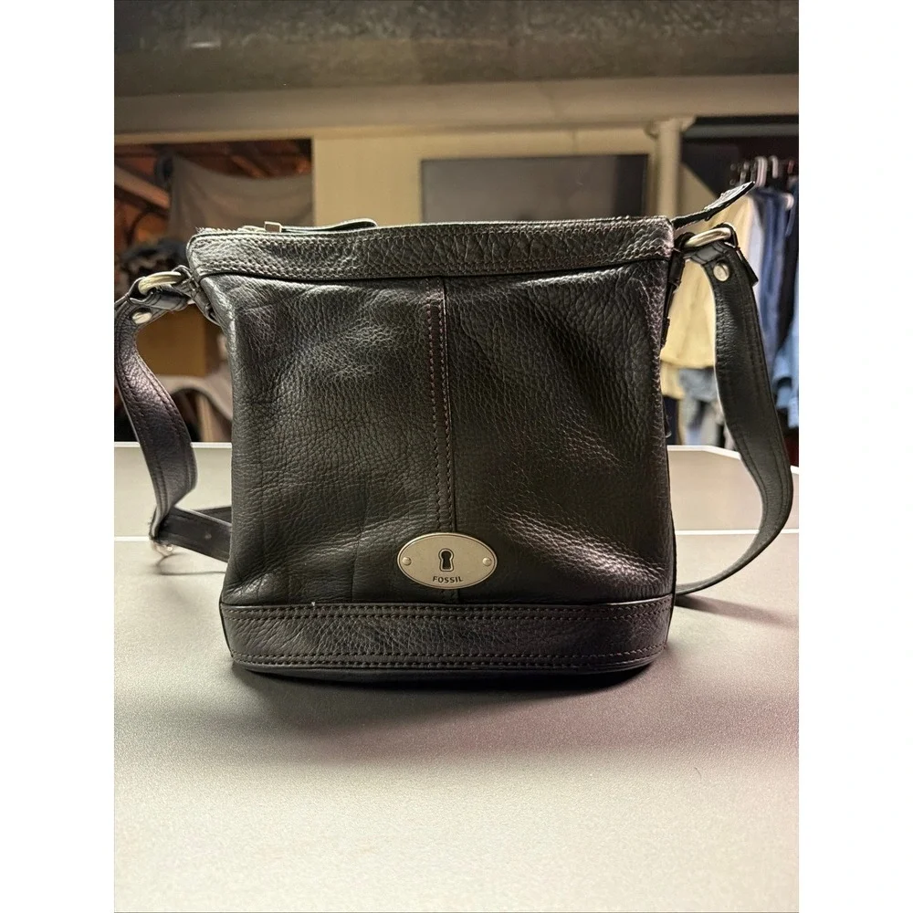 Fossil Black Pebbled Leather Crossbody Bag ZB2544 Silver Tone Keyhole Logo‎