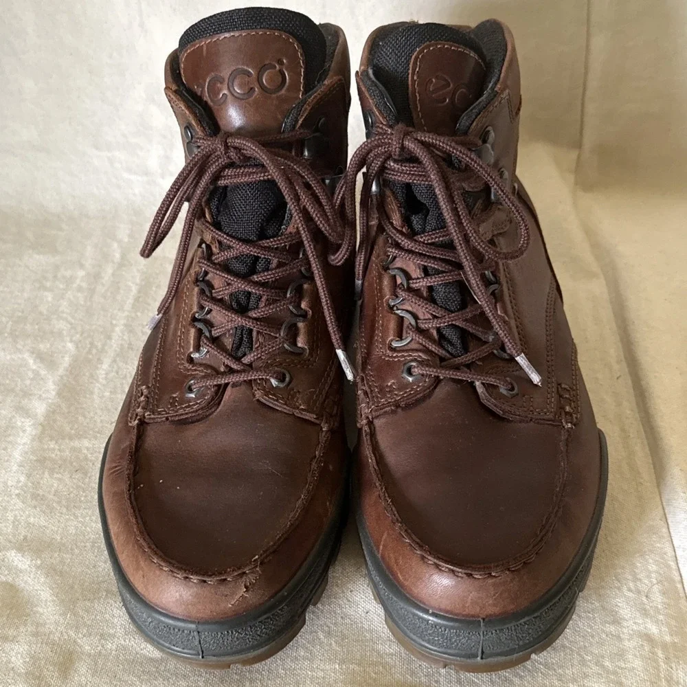 Ecco rugged track