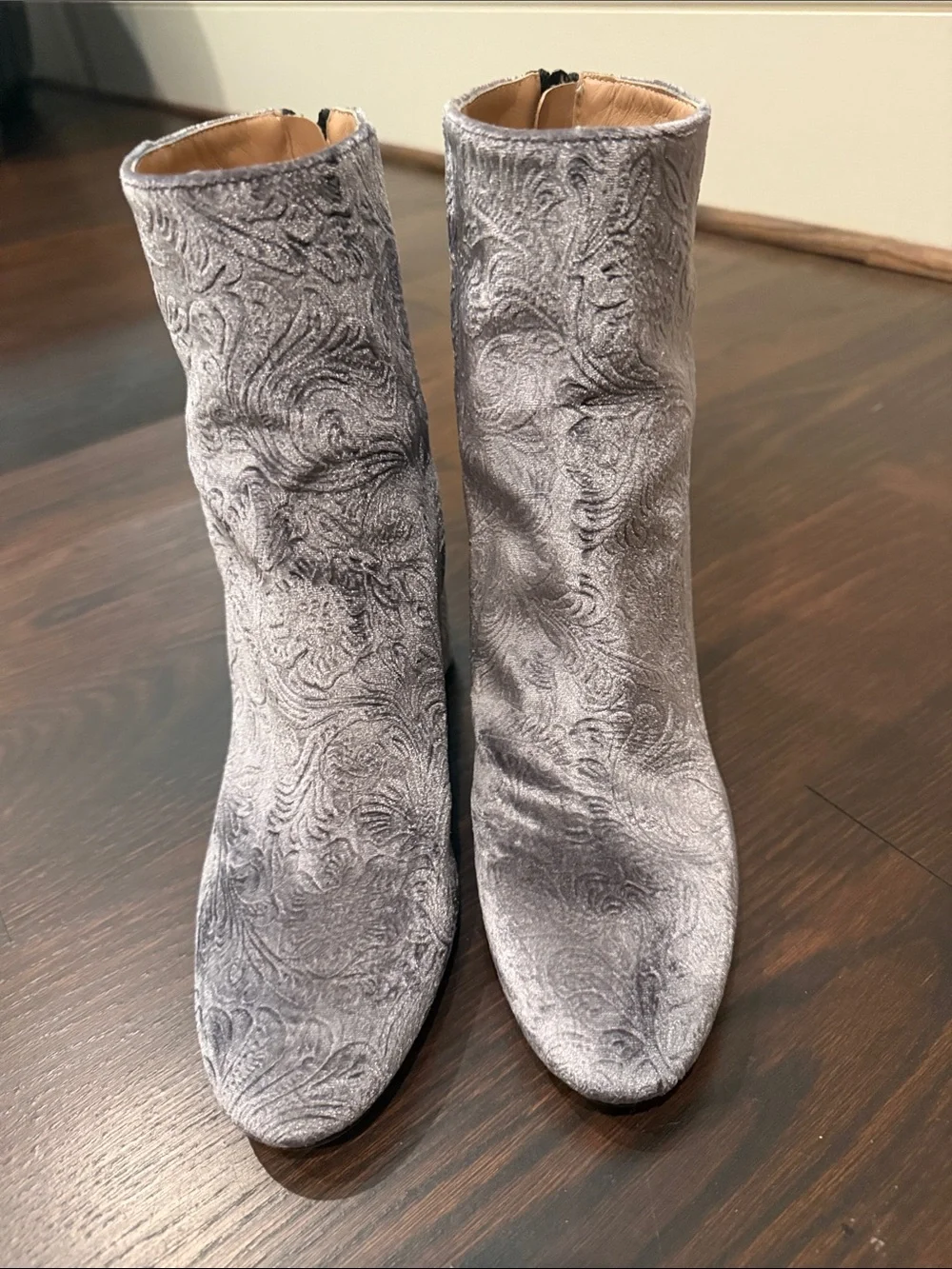 Lewit chic embossed