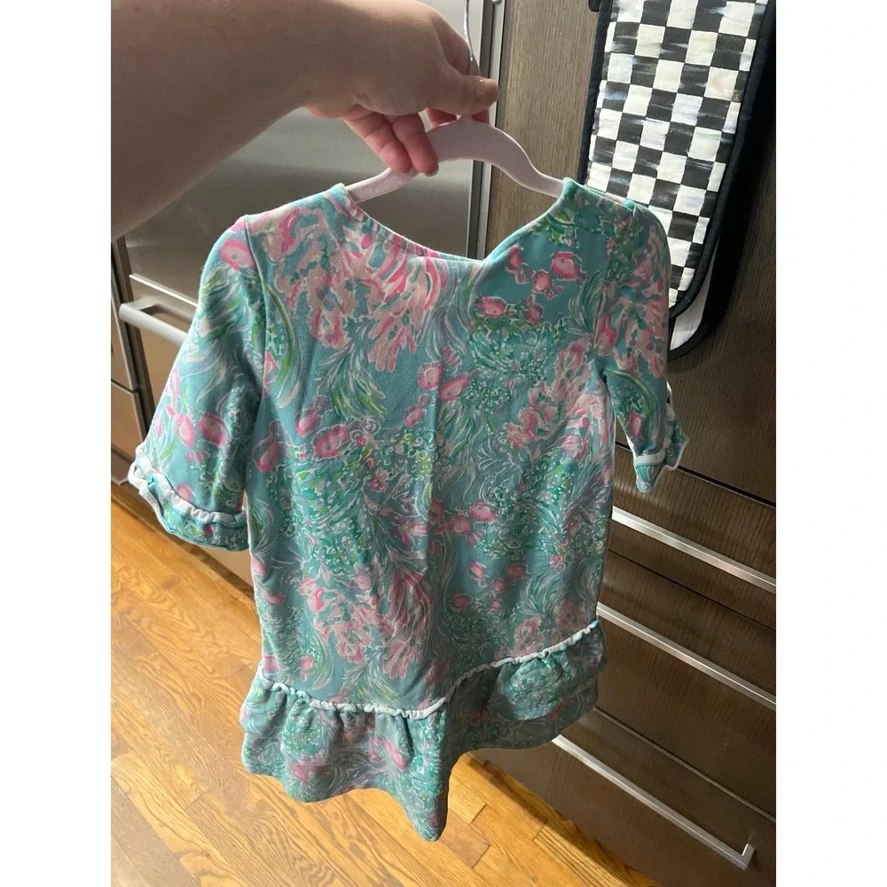 Lilly Pulitzer girls smoke